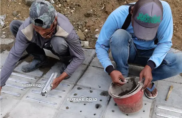 pemasangan Guiding Block Stainless Steel di Labuan Bajo