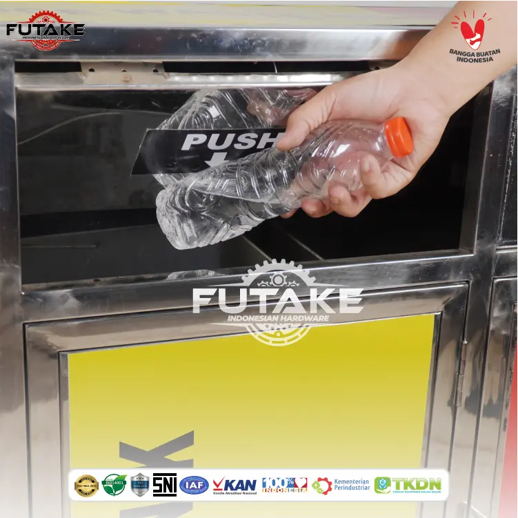 cara-buang-sampah-ke-tempat-sampah-stainless-3-in-1-indoor