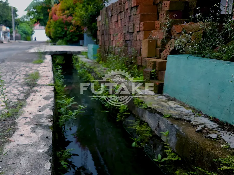 Saluran Drainase Terbuka di Tepi Jalan