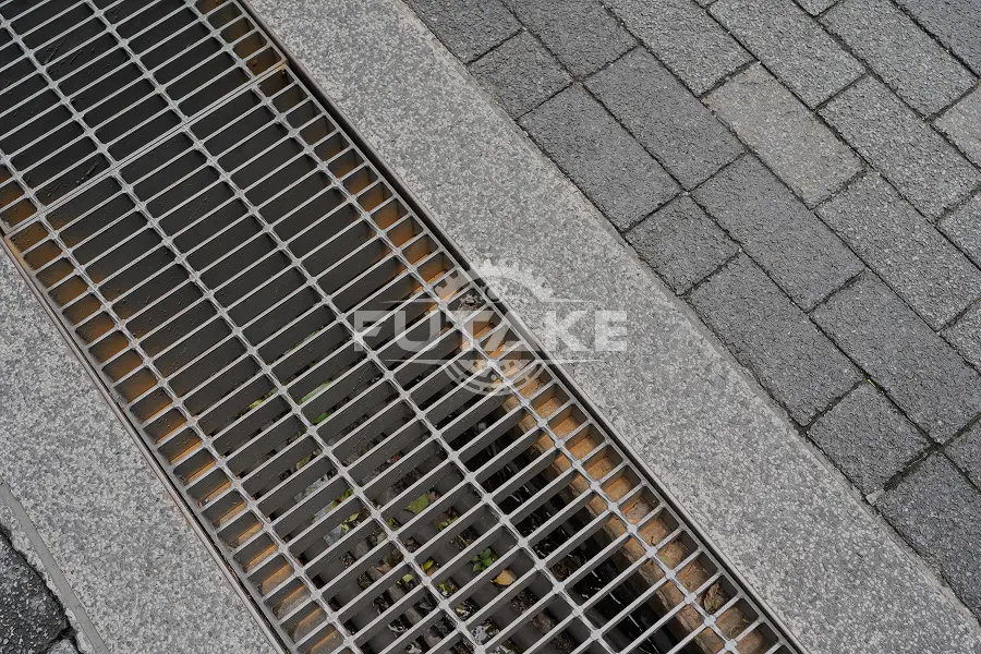 Grating besi cor di area gedung dan bangunan