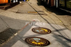 manhole cover vs grill cover engsel di persimpangan jalan untuk inspeksi