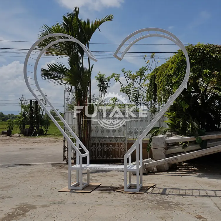 Kursi Taman Bentuk Love NTT