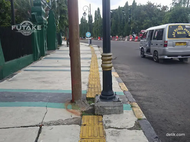 Contoh kesalahan pemasangan guiding block pada area pedestrian