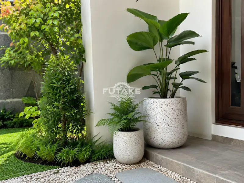 Penggunaan pot teraso pada taman outdoor café hotel dan pedestrian modern