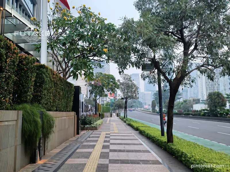 Guiding block pada area pedestrian sesuai regulasi di Indonesia