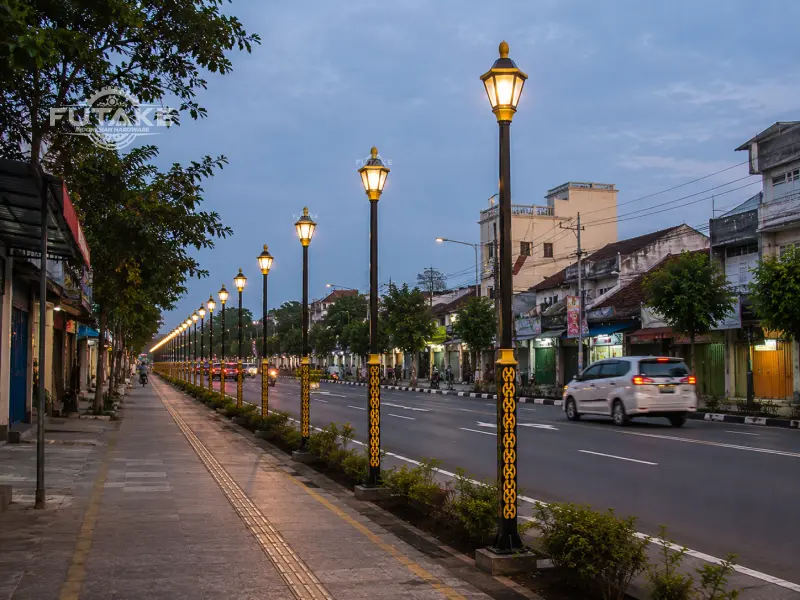 tiang lampu hexagonal yang dipasang di jalanan kota