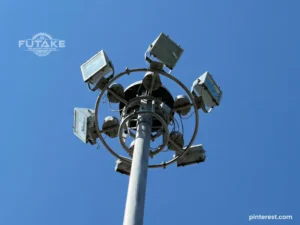 tiang pju hexagonal yang di pasang dan berada diatas awan