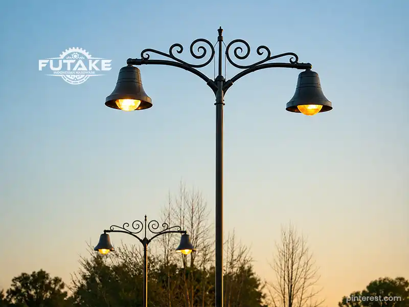 Tiang lampu double arm dengan dua lengan untuk distribusi pencahayaan yang lebih luas