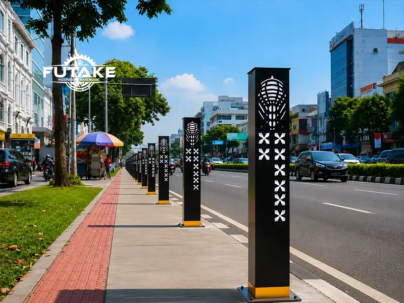 bollard pembatas jalan yang ada di jalur pedestrian jalan raya