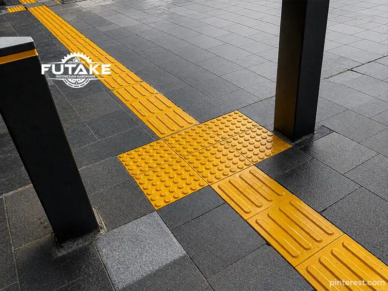 guiding block di jalanan trotoar dengan bolllard pembatas jalan sebagai pelengkap street furniture tiang lampu