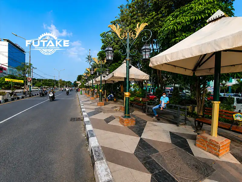 jalur pedestrian yang terdapat street furniture tiang lampu dan kursi taman serta pembatas jalan