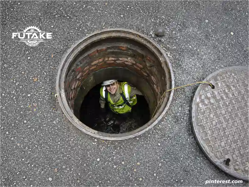 perbaikan manhole cover bulat oleh petugas